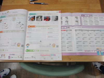 外国語の教科書とノート