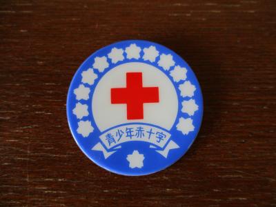 赤十字のバッジ