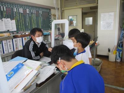 職員室で　