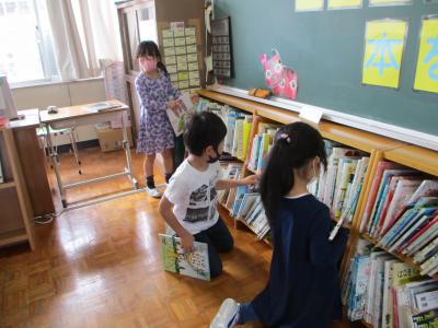 本の整理をしています