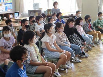 聞き入る２年生