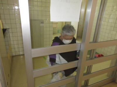 消毒作業中の山﨑さん