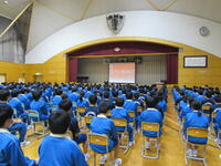 全体で交通安全について聞く様子
